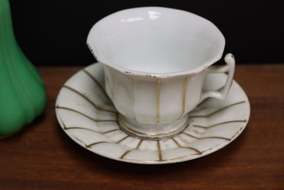 Lot comprenant:
Confiturier, vase en opaline...