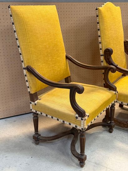 Paire de fauteuils et un fauteuil style Louis...