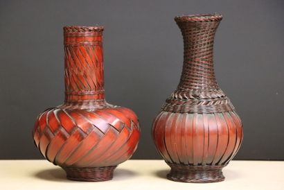Paire de vases en porcelaine recouvert de...