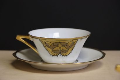Sept tasses et soucoupes en porcelaine de...