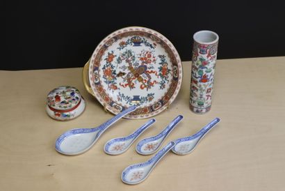 Assiette creuse, vase rouleau, boite et cinq...