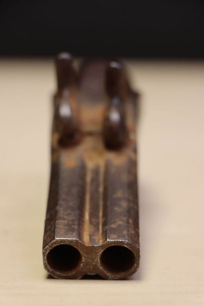 Pistolet à double canon à percussion. milieu...