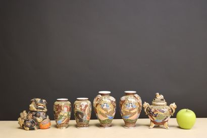 Satsuma. 
Deux paires de vases et deux brules...