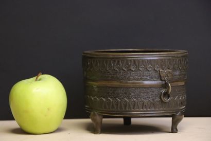 Cache pot tripode en bronze patiné. Chine...
