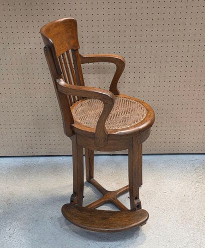 Fauteuil de barbier en chêne, assise canné...