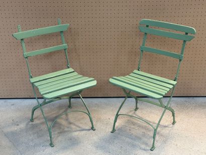 Deux chaises pliantes de jardin à lattes.
H....