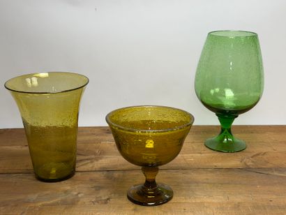 BIOT Grand vase et coupe en verre bullé ambré.
On...
