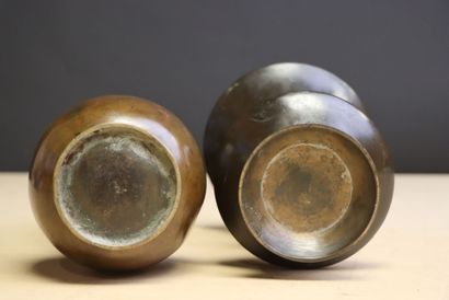 ASIE XX° Deux vases en bronze patiné
H.20...