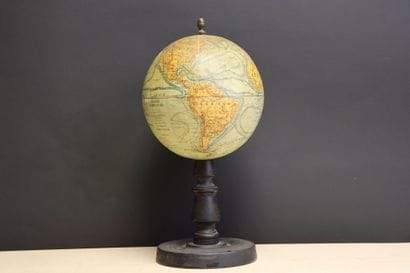 Globe terrestre en carton par Forest, pietement...
