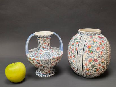 GIEN: deux vases en faience à décor cachemire.
H:...
