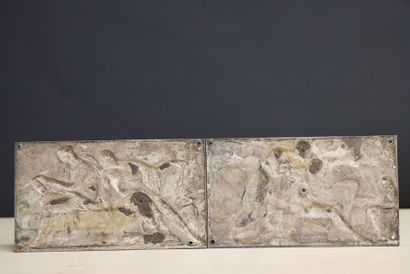 Deux plaques en métal galvanisé décor à l'antique
10x17cm...