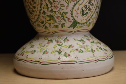 Porte parapluie en faience. 
H. :69 cm. 
petite...
