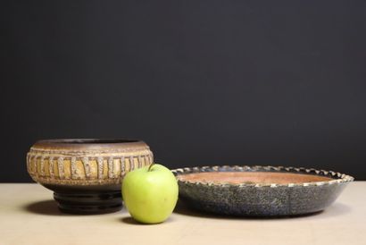Plat creux et bol sur talon en céramique...