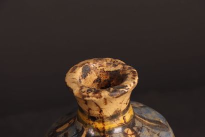 Vase Kadjar en céramique.
H: 16 cm.