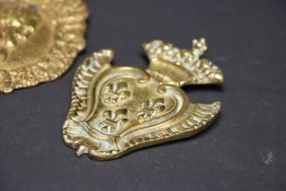 Trois crochets à miniature ou porte-montre,...