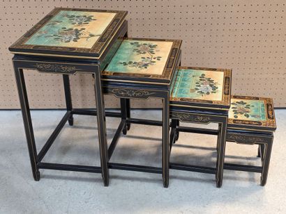 Suite de quatre tables gigones en bois laqué...