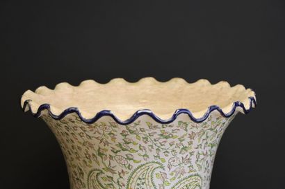 Porte parapluie en faience. 
H. :69 cm. 
petite...