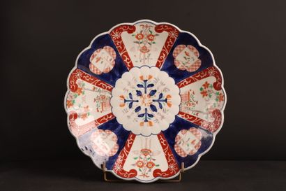 Plat en porcelaine IMARI
H: 33.5 cm.