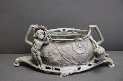 HERING Jardinière en étain Art Nouveau. 
15...