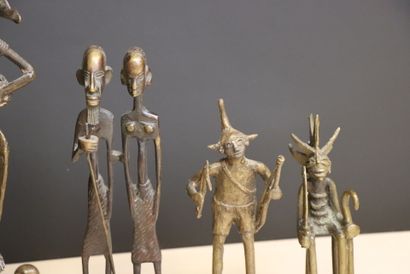 Douze sculptures africaines en bronze et...