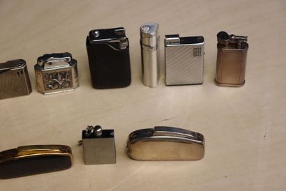 Collection de vingt neuf briquets. 
H. :...