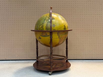 Globe terrestre formant bar. 
H. :92 cm....