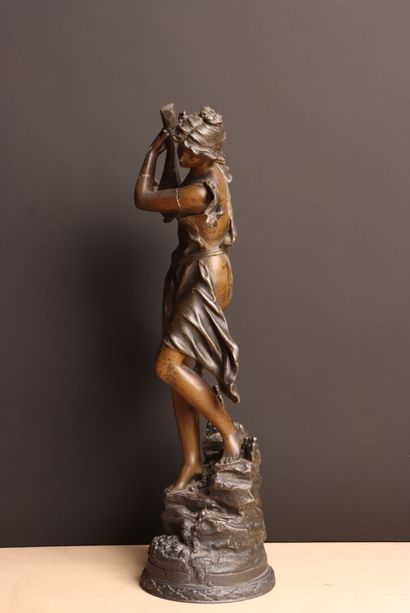 La Joueuse de mandoline. 
Sculpture en régule....