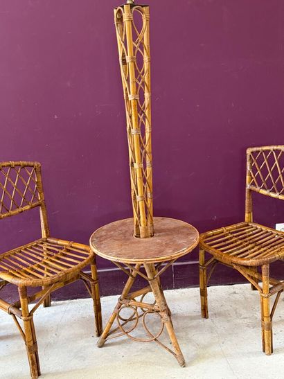 Ensemble en rotin : lampadaire, chaises,...