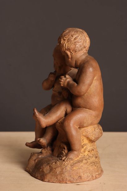 Deu xputti en terre cuite. 
H. :18 cm. 
accident...