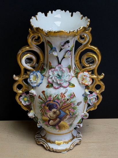 Vase en porcelaine de Paris à décor d'attributs...