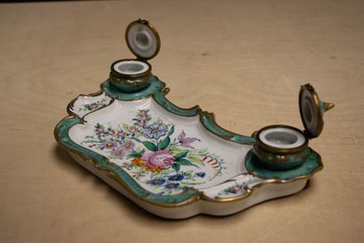 Encrier en porcelaine
7 x 27 x 16 cm.