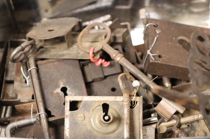 Lot de quincaillerie ancienne et divers:...