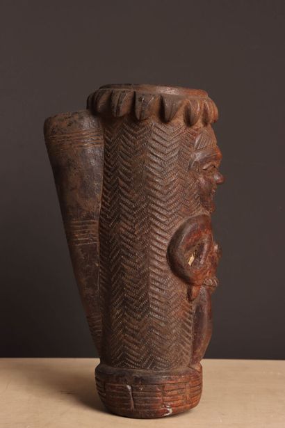Sujet en terre cuite. 
H. :16 cm. 
accid...