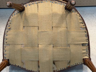 Paire de fauteuils chapeau de gendarme.
Un...