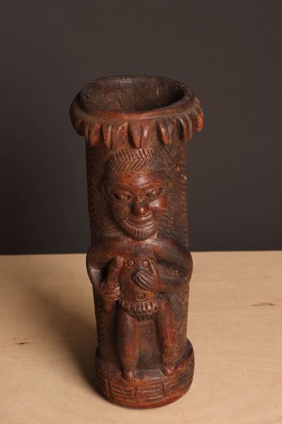 Sujet en terre cuite. 
H. :16 cm. 
accid...