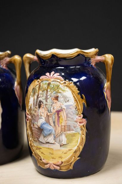 Lot de vases, pots couverts en faïence. 
H....
