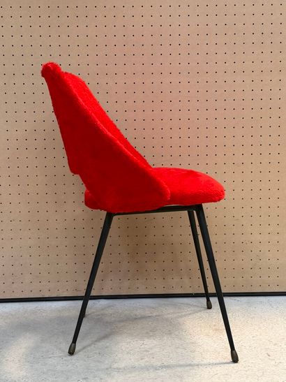 Chaise moumoute rouge. 
H. :79 cm.