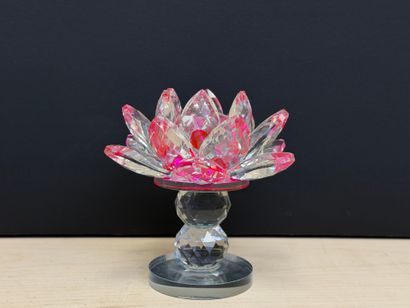 Huit fleurs de lotus en verre taillé. 
H....