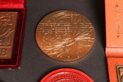 Lot de médailles en bronze et cachets en...