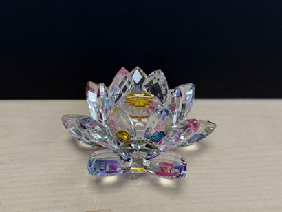Huit fleurs de lotus en verre taillé. 
H....