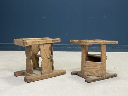 Deux sièges en bois pour enfant,.
Art Populaire...