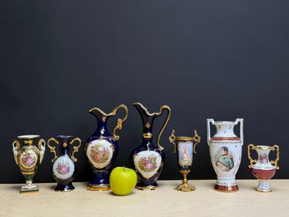 Lot de porcelaines comprenant deux pichets...
