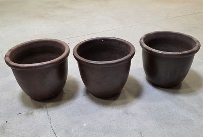 Trois cache-pot en grès brun
H: 45 cm
D:...