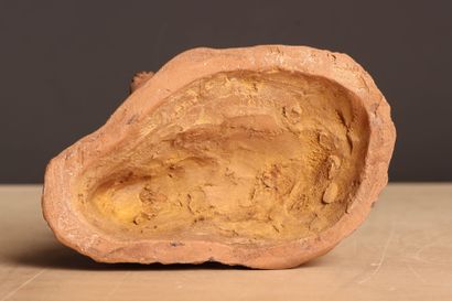 Deu xputti en terre cuite. 
H. :18 cm. 
accident...