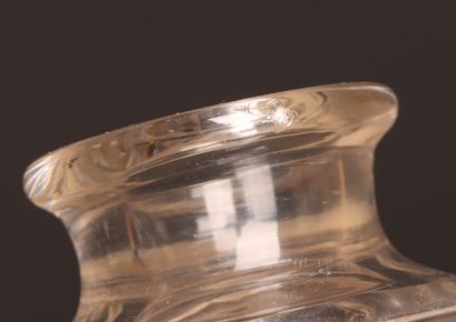 Paire de carafes en verre. 
H. :22 cm. 
éclat...
