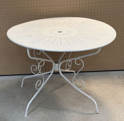 Table de jardin en fer courbé et tôle
H....