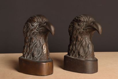 Serre livre Tête d'aigle en bronze. 
H. :21...