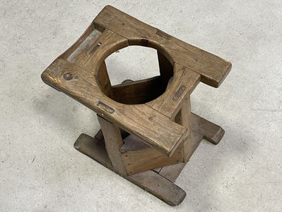 Deux sièges en bois pour enfant,.
Art Populaire...