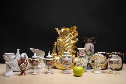 Lot de vases, pots couverts en faïence. 
H....