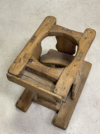 Deux sièges en bois pour enfant,.
Art Populaire...